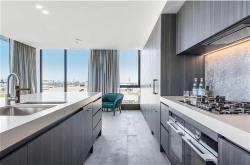 Photo 10 - Luxury Penthouse with Bay and City Views