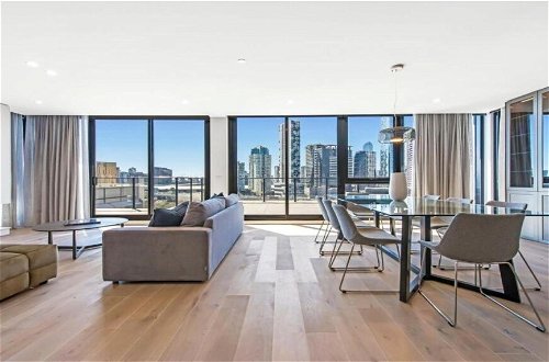 Foto 17 - Luxury Penthouse with Bay and City Views