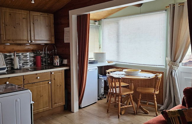 Log Cabin - Free Parking, Garden & pet Friendly - Foto 3