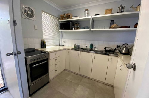 Photo 2 - Cosy 1 Bedroom Apartment in Trendy Mount Lawley