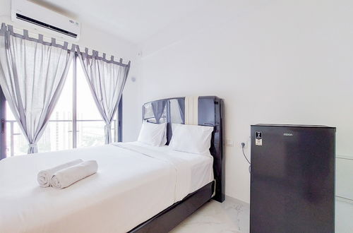 Photo 1 - Cozy Style Studio Room At High Floor Sky House Bsd Apartment