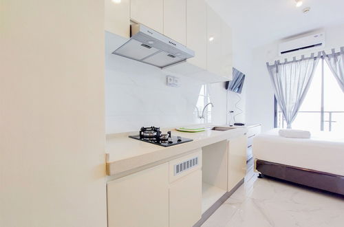 Foto 6 - Cozy Style Studio Room At High Floor Sky House Bsd Apartment