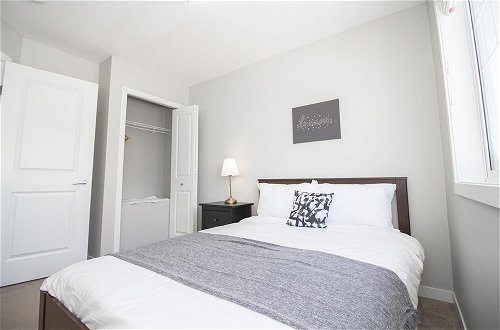 Photo 3 - Bright Modern 4bed 2bath Townhouse With Parking