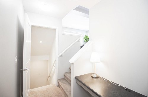 Photo 22 - Bright Modern 4bed 2bath Townhouse With Parking