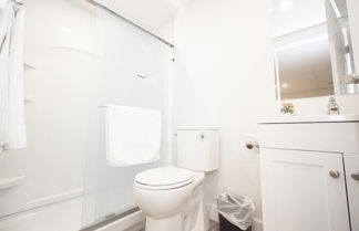 Photo 2 - Bright Modern 4bed 2bath Townhouse With Parking