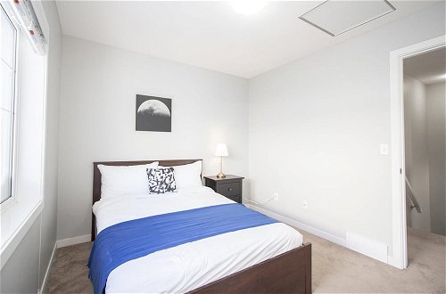 Photo 24 - Bright Modern 4bed 2bath Townhouse With Parking