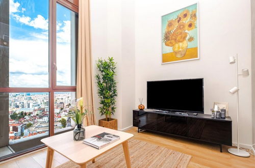 Photo 10 - Cozy Loft With Skyline View in Modern Residence