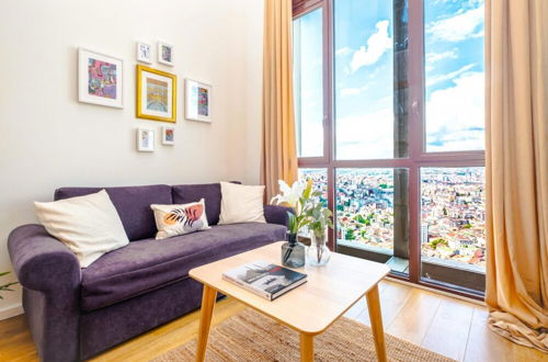 Photo 2 - Cozy Loft With Skyline View in Modern Residence