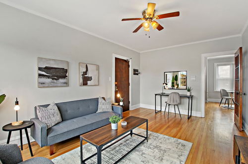 Photo 8 - 1BR Vibrant Apt in Old Irving Park