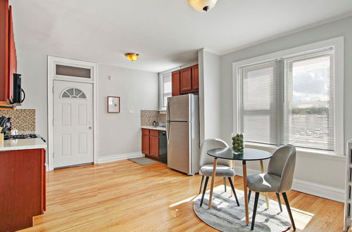 Photo 5 - 1BR Vibrant Apt in Old Irving Park