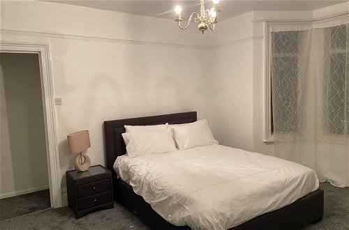 Photo 3 - Charming 2-bed Apartment in Brentwood Free Parking