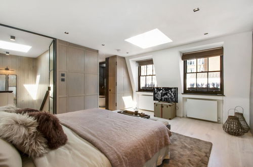 Photo 17 - Luxurious Mews House in Pavilion Road - 3 Bedroom