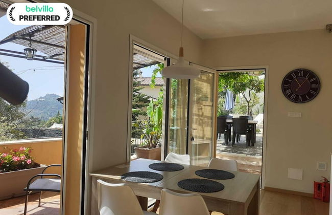 Chic Coastal Hill Escape - Foto 1