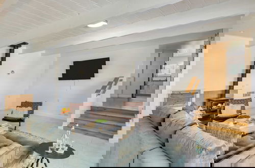 Foto 8 - Modern Sonoma Stay w/ Spacious Deck, Views & Prime Location Bennett