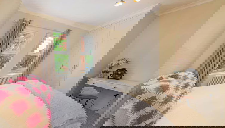 Photo 1 - 4 Guests - 20min to London - Free Parking - Petsok