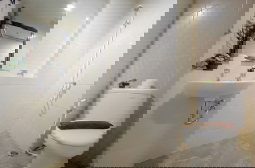 Foto 13 - Cozy And Best Deal Studio Apartment Grand Dhika City