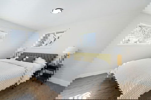 Photo 11 - @ Marbella - Modern 4-br Retreat Chef's Kitchen