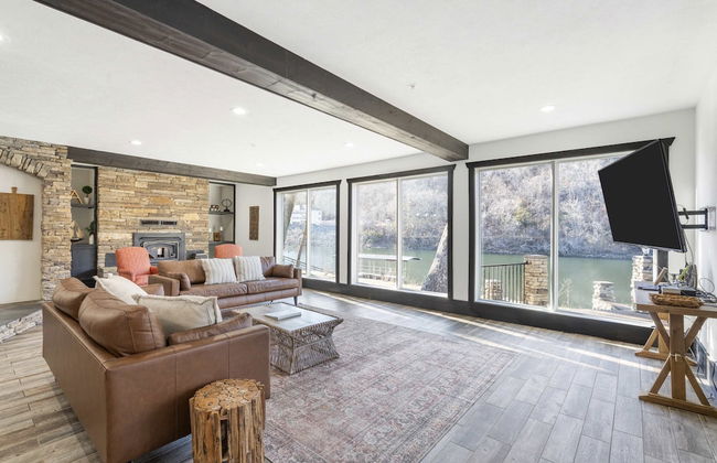 Foggy River Retreat For 16! - Foto 1