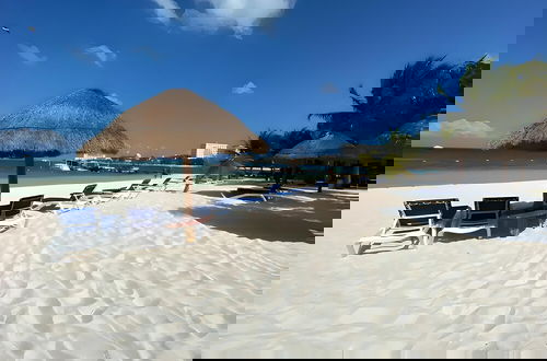 Photo 28 - Beachfront and Ocean View Apartment