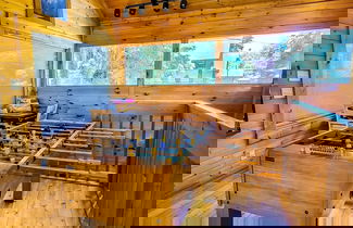 Foto 3 - Cozy Cabin w Game Room hot tub Creek