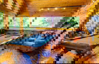 Foto 2 - Cozy Cabin w Game Room hot tub Creek