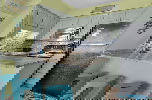 Foto 11 - Beachside Stay w/ Pool & Beach Access + Free Attraction Tickets!