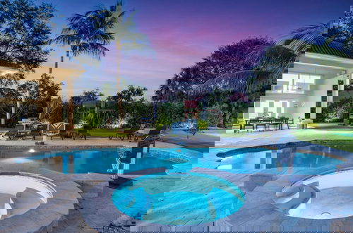 Foto 36 - Luxurious 6-Bedroom Villa with Pool & Games
