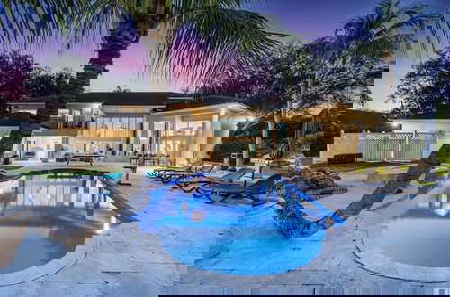 Foto 12 - Luxurious 6-Bedroom Villa with Pool & Games