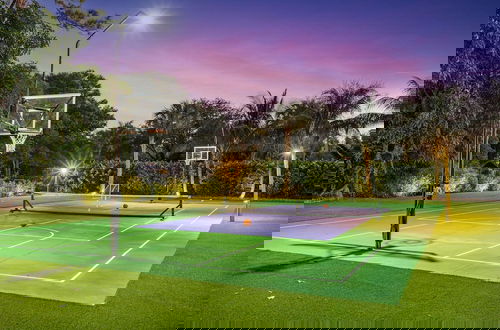 Foto 34 - Luxurious 6-Bedroom Villa with Pool & Games