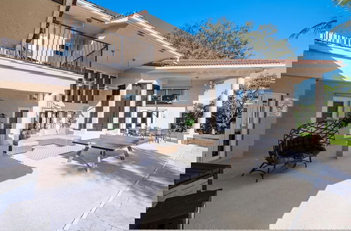 Foto 27 - Luxurious 6-Bedroom Villa with Pool & Games