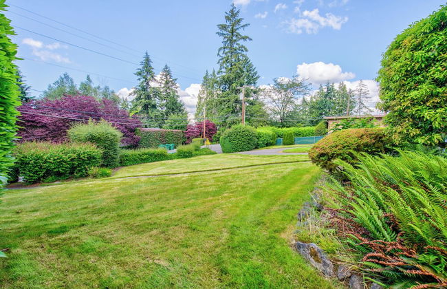 Private park in a cozy home next to I-90 huge yard - Photo 21