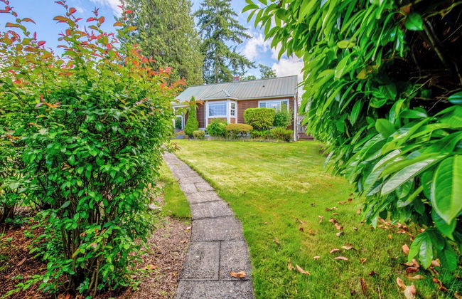 Private park in a cozy home next to I-90 huge yard - Photo 27