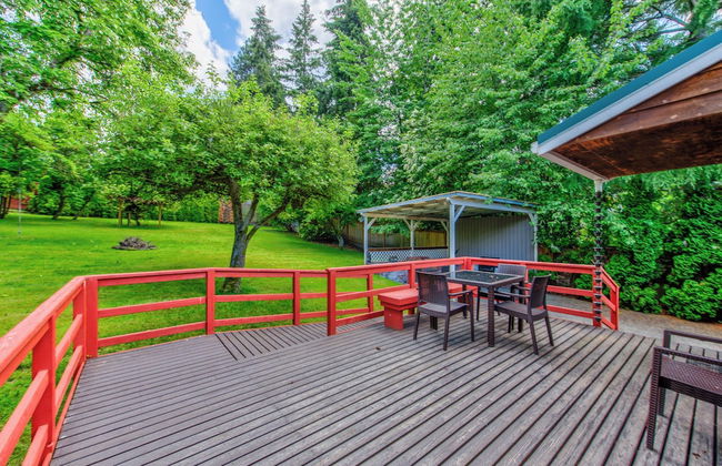 Private park in a cozy home next to I-90 huge yard - Photo 25