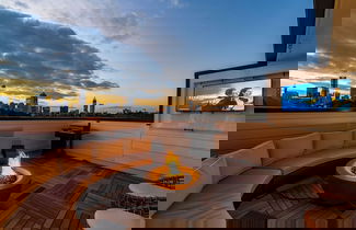 Foto 1 - Luxurious Midtown Home Rooftop Views by Silverx