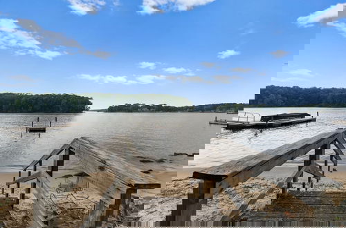 Photo 18 - Water Break at the Lake by Avantstay Lakefront Private Dock