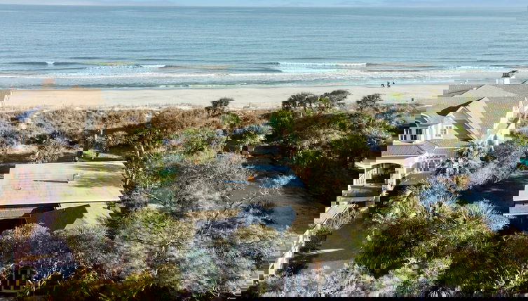 Photo 1 - Sandpiper by Avantstay Gorgeous Beachside Home w Spacious Yard Chic Design