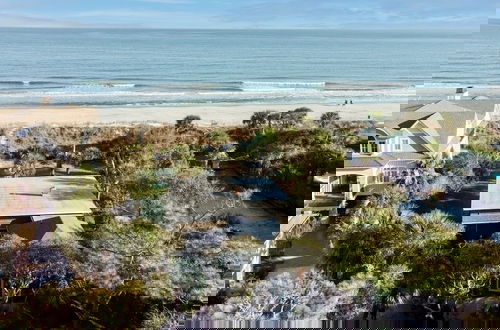 Photo 1 - Sandpiper by Avantstay Gorgeous Beachside Home w Spacious Yard Chic Design