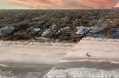 Photo 31 - Sandpiper by Avantstay Gorgeous Beachside Home w Spacious Yard Chic Design