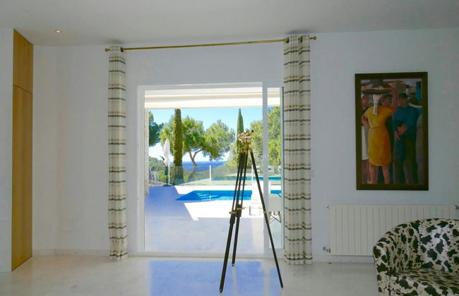 Villa With Golf-course Views - Photo 3