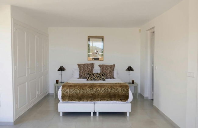 Villa With Golf-course Views - Photo 4