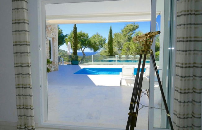 Villa With Golf-course Views - Photo 2