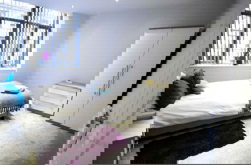 Foto 13 - Stayzo - Executive City Centre Apartment 2
