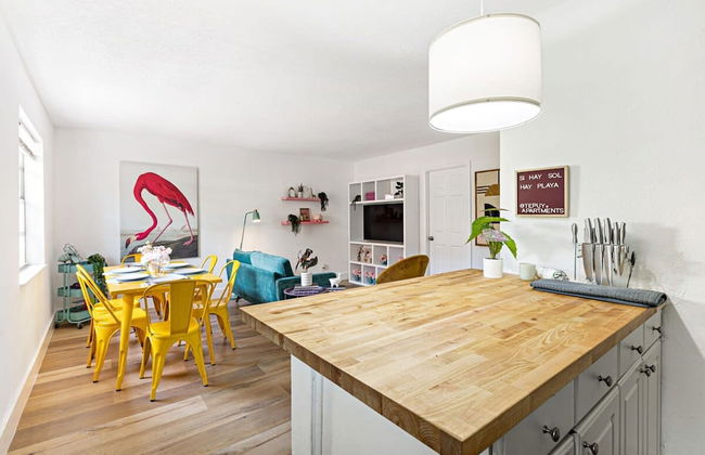 Stylish 2 BR Condo - Free Parking on Premises - Foto 5