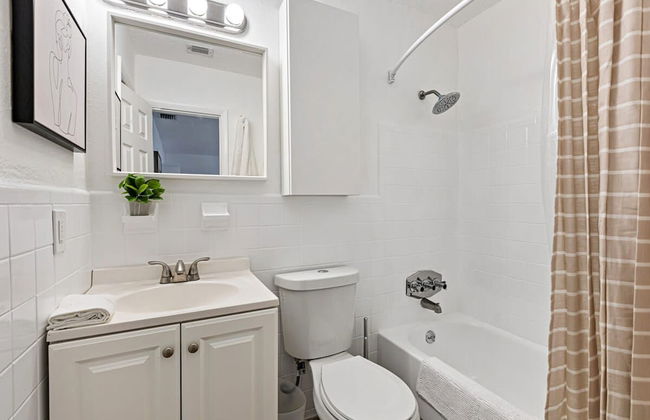 Stylish 2 BR Condo - Free Parking on Premises - Foto 23