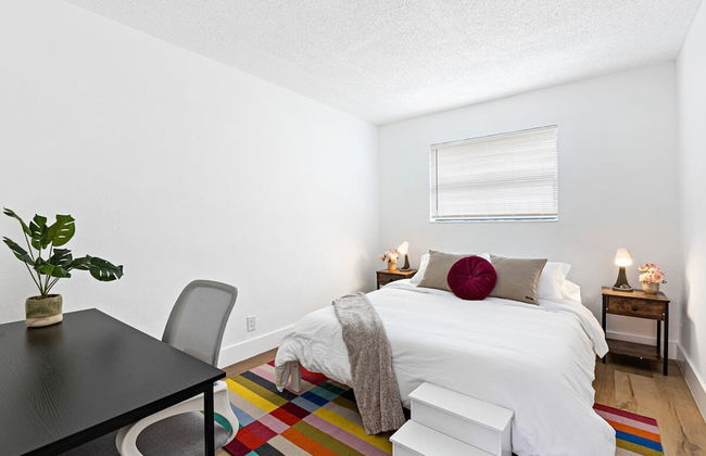 Stylish 2 BR Condo - Free Parking on Premises - Foto 13