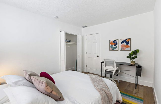 Stylish 2 BR Condo - Free Parking on Premises - Foto 12