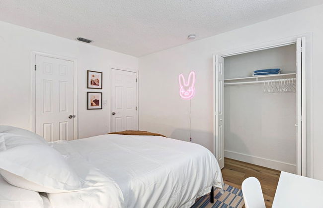 Stylish 2 BR Condo - Free Parking on Premises - Foto 6