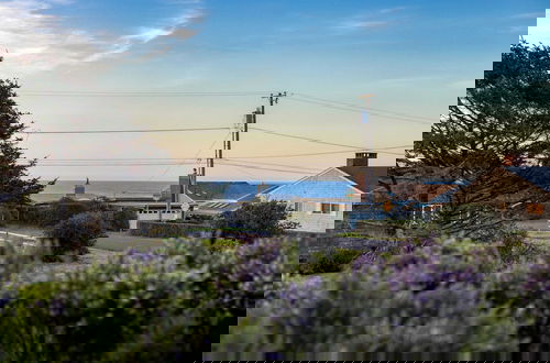 Foto 6 - Half Block to Beach w/ Oceanview, Patio + Balcony The Shore Pine by Avantstay