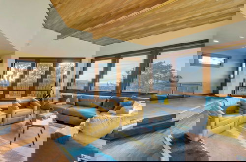 Foto 1 - Half Block to Beach w/ Oceanview, Patio + Balcony The Shore Pine by Avantstay