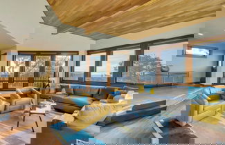 Foto 1 - Half Block to Beach w/ Oceanview, Patio + Balcony The Shore Pine by Avantstay